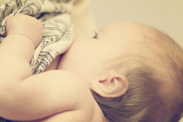 Koliko je važno dojiti bebu?